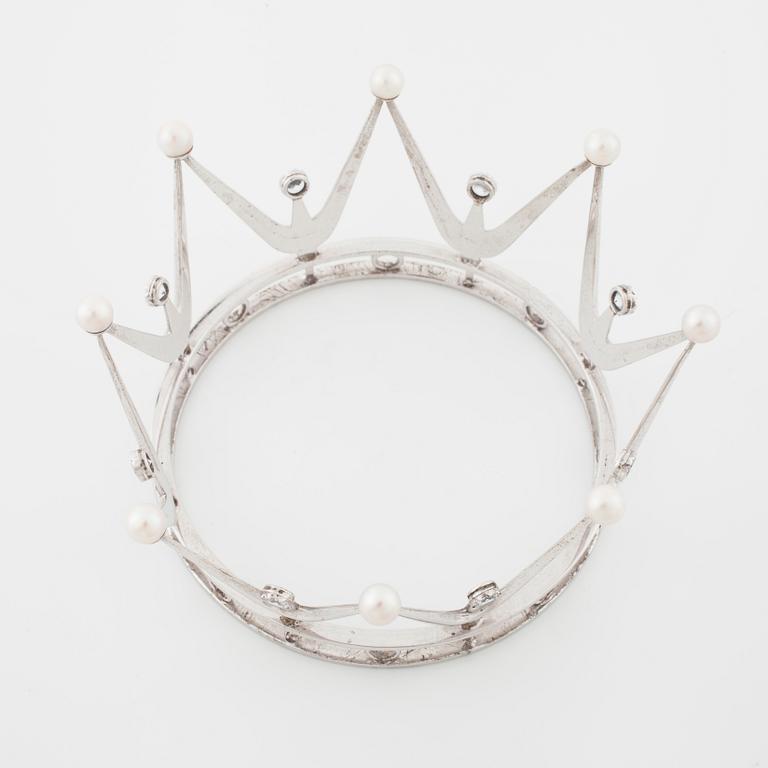 A bridal crown set with facetd rock crystal and cultured pearls, by Ceson, Göteborg, 1966.