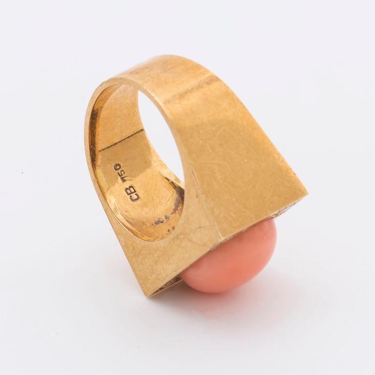 RING 18K guld med diamanter 8/8 ca 0,20 ct totalt samt 1 korall ca 10 x 15 mm.