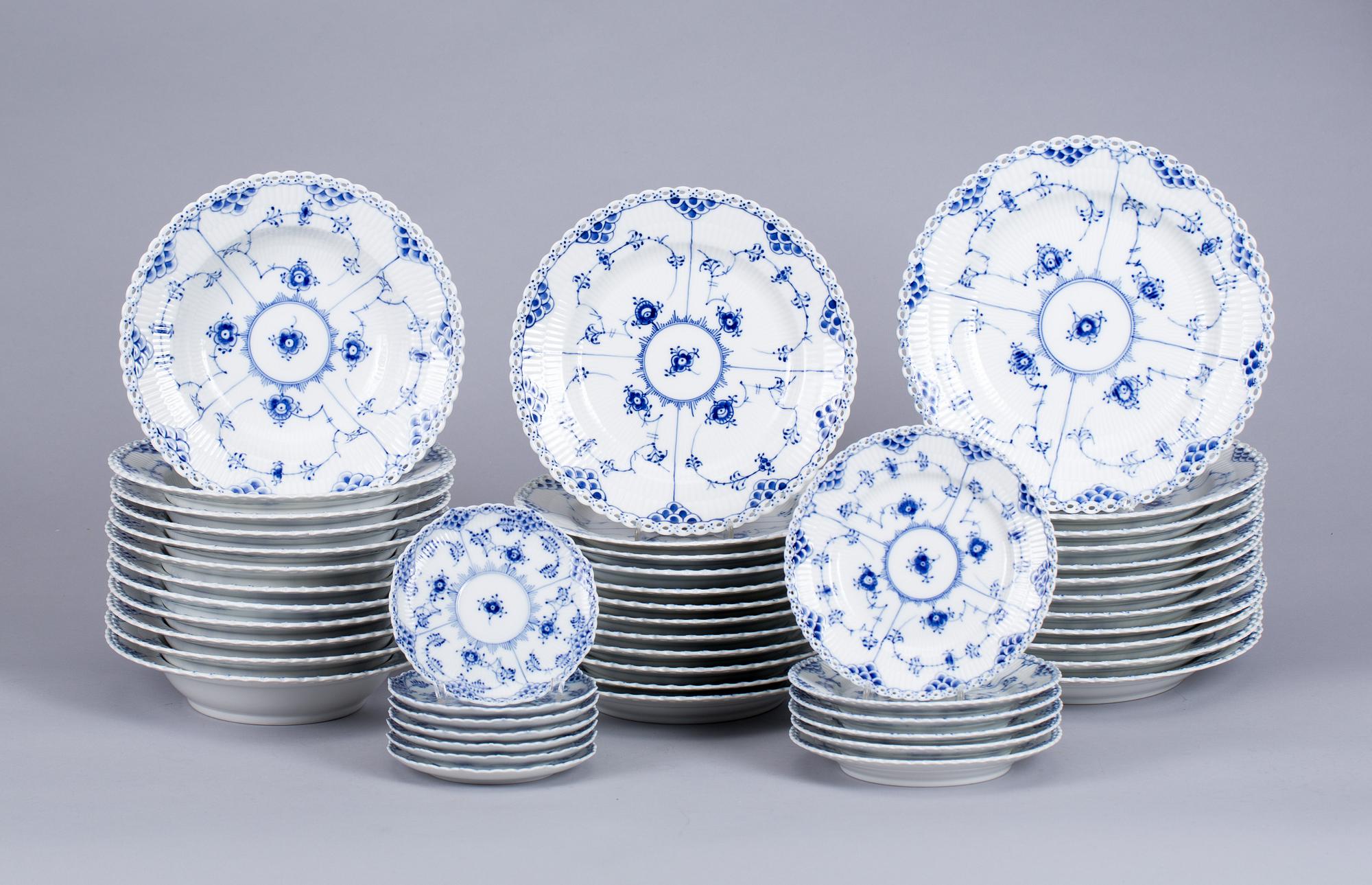 MATSERVIS, c:a 83 delar, porslin, "Musselmalet", Royal Copenhagen.