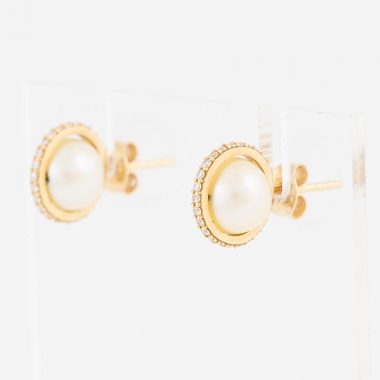 Earrings, a pair, 18K gold with pearls and small brilliant-cut diamonds.