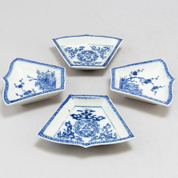 Four (2+2) blue and white cabaret dishes and two saucers, Qing dynasty, Qianlong (1736-95).