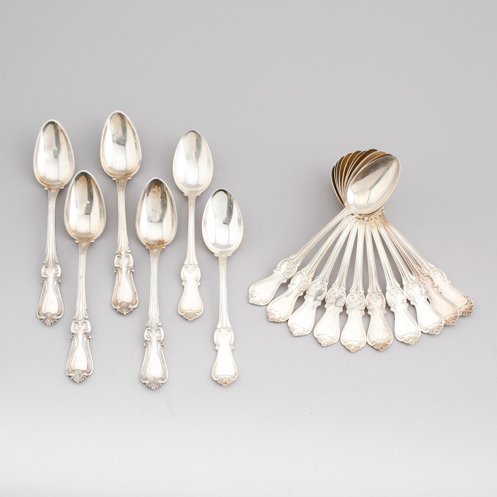 TESKEDAR, 16 st (12+4) snarlika, silver, svenska stämplar, 1800-/1900-tal. Vikt ca 378 gram.