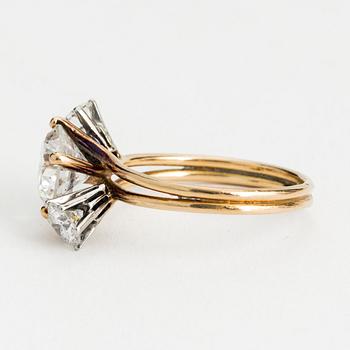 RING, 18K gold with one diamond >2 cts and two diamonds each approx. 0.50 cts.