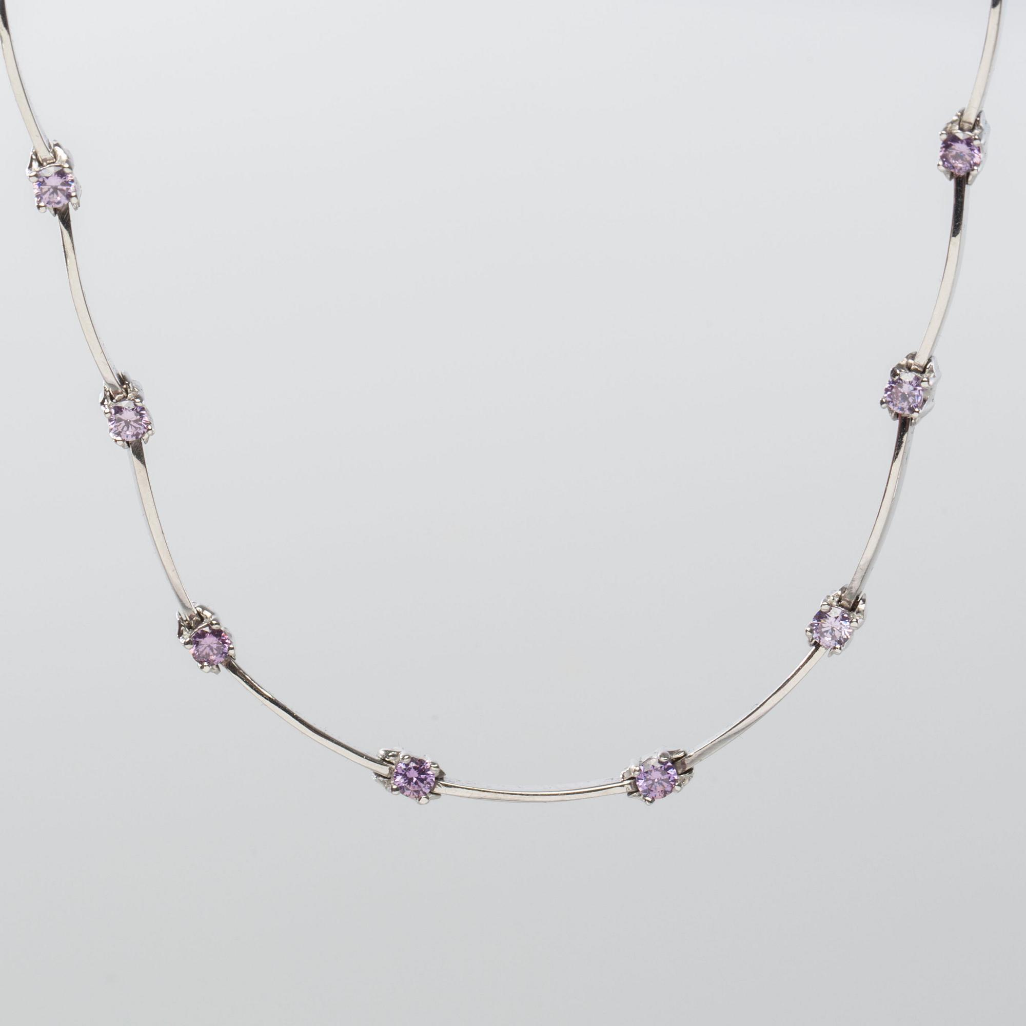 HALSBAND, 18K vitguld med rosa briljantslipade stenar. Vikt ca 17,5 cm.