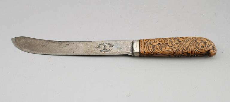 KNIV, fäste av skuret trä, omkring år 1900.