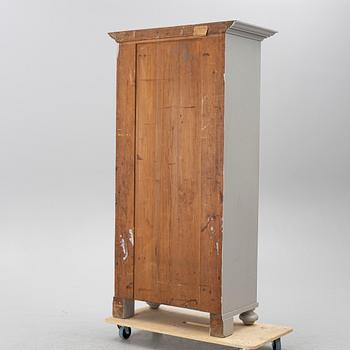 Klädskåp från omkring år 1900.