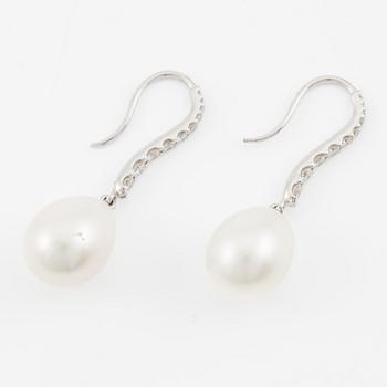 Earrings 18K white gold with cultured drop-shaped pearls and brilliant-cut diamonds.