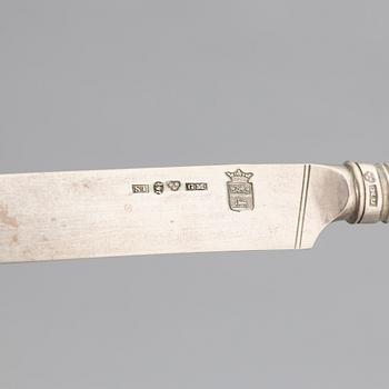 Gustaf Möllenborg, fruktknivar, 12 st, silver, Stockholm 1848, med Sandströmers vapen.