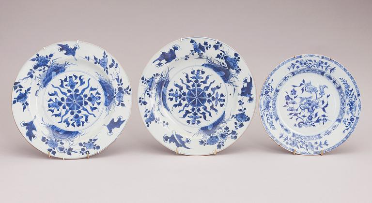 LAUTASIA, 4 kpl, Kiina, ja MALJA, Japani, posliinia, 1700-luku.