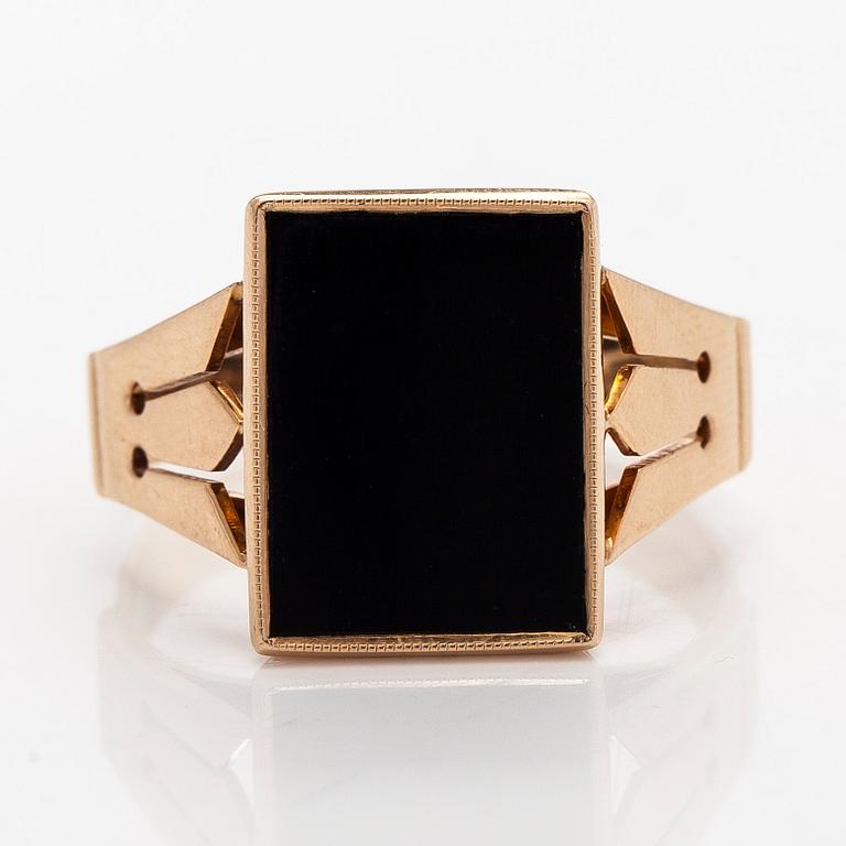Ring, onyx, 14K gold, Westerback, Helsinki 1954.