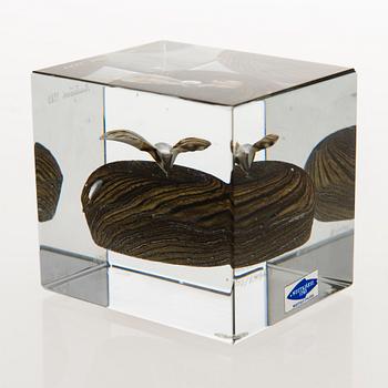 OIVA TOIKKA, A glass cube signed Oiva Toikka Nuutajärvi 1980 and numbered 847/1000.