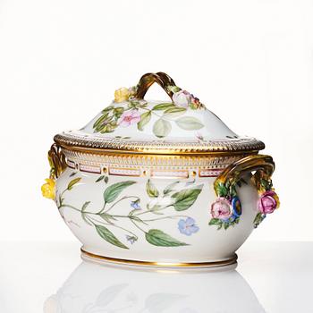 Terrin med lock, porslin. Royal Copenhagen, "Flora Danica", Danmark, 1900-tal.