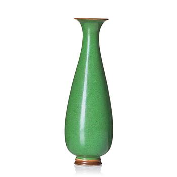 852. A Chinese apple-green-glazed vase, Qing dynasty.