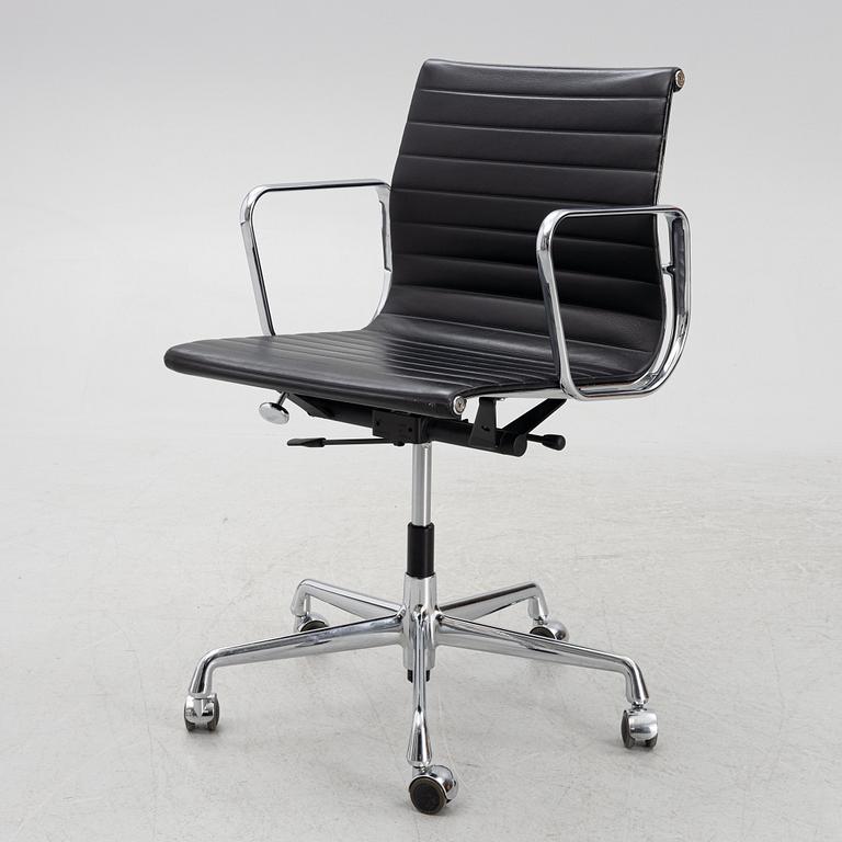 Charles & Ray Eames, kontorsstol, "EA117" Vitra.