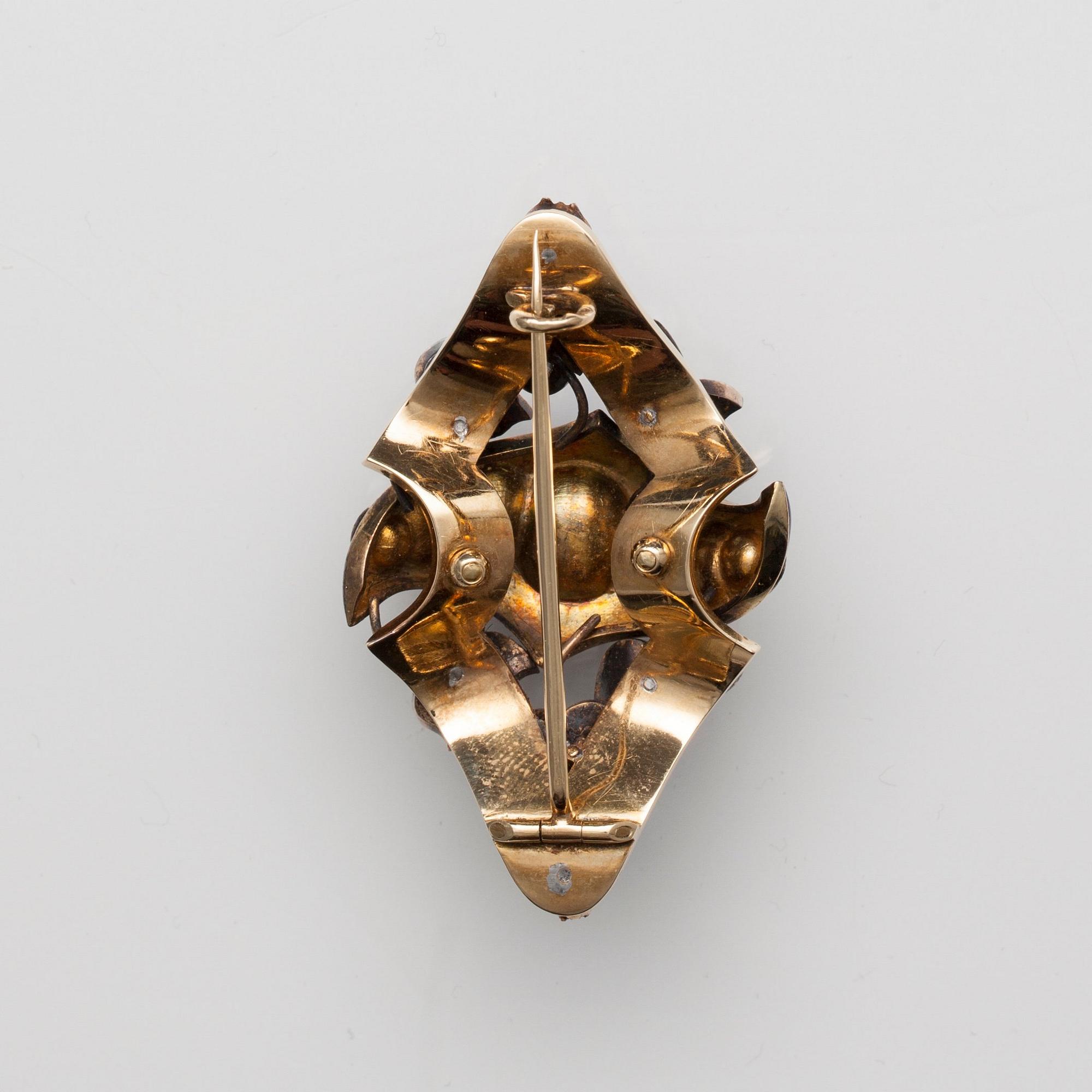 BROSH, guld emalj , rosenslipade, folierade diamanter ca 7.50 ct. Jahn & Bolin. Ursprungligt etui.