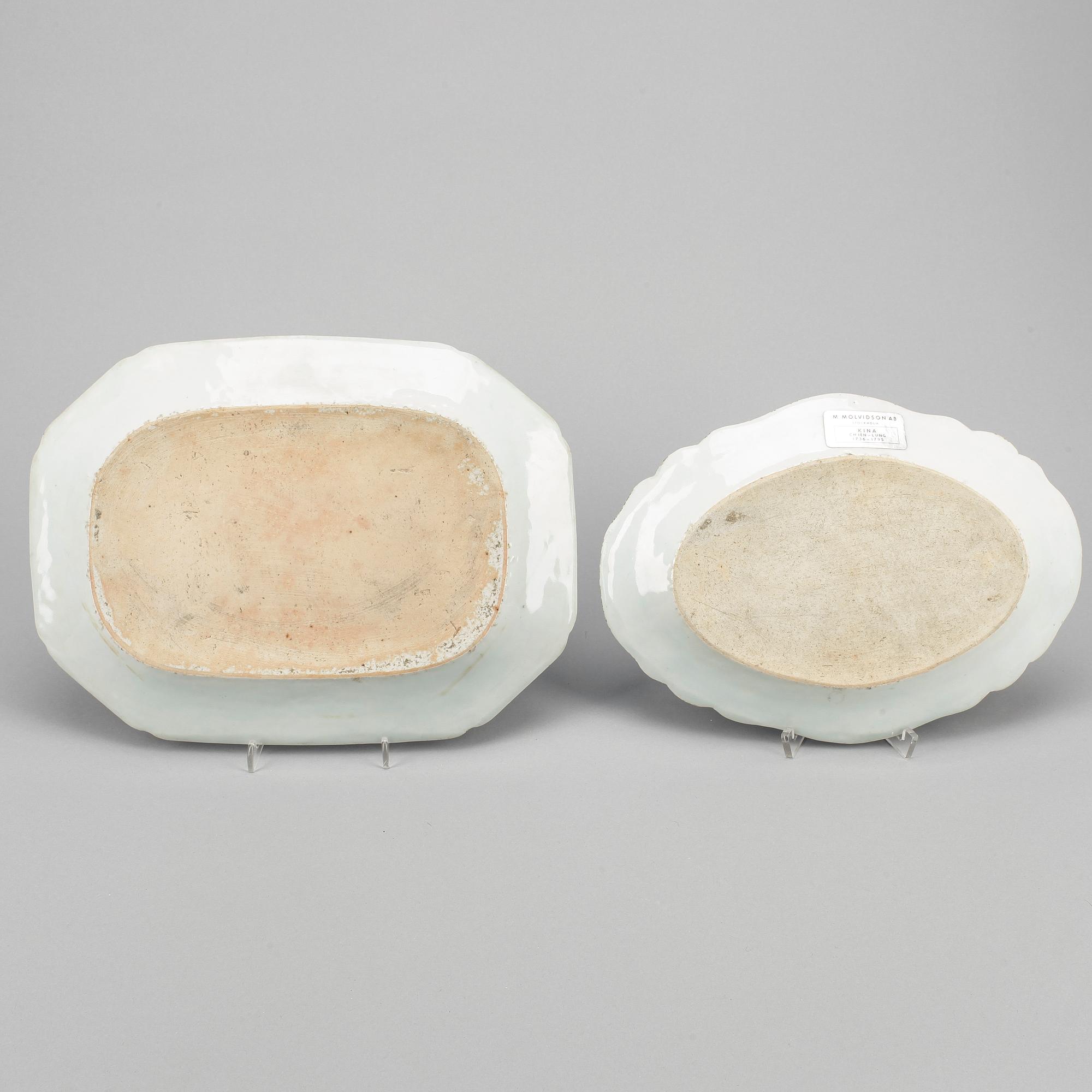 STEKFAT, 2 st. Porslin, Qing dynastin, Qianlong (1736-95).