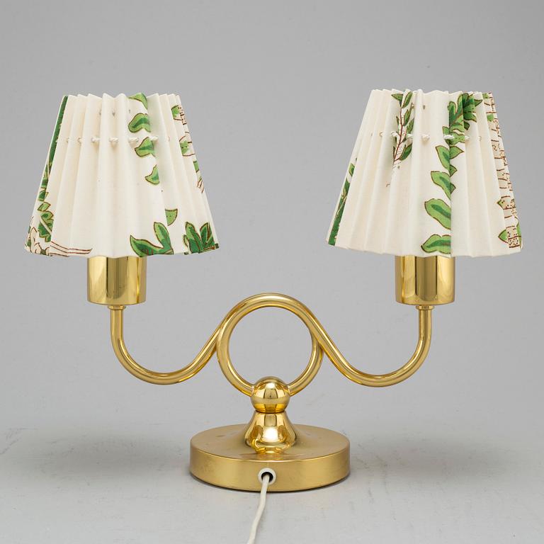 JOSEF FRANK, bordslampa, modell 2483, Firma Svenskt Tenn, 1900-talets andra hälft.