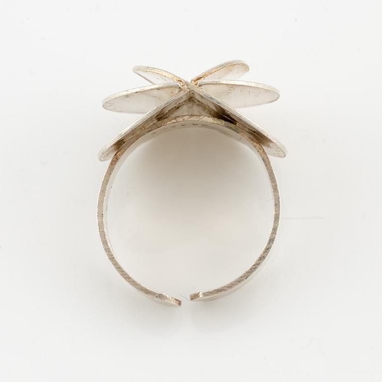 Ring samt ett par örhängen, silver med pärlor.