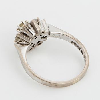 RING, med briljantslipade diamanter.