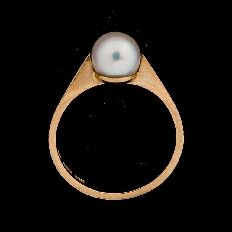 RING, 18 k guld med odlad pärla. Hugo Olsson, Helsingborg, 1970. Vikt ca 3,5 g.