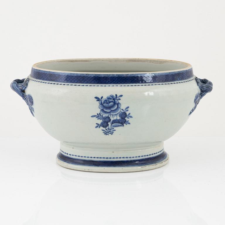 Four blue and white porcelain plates, a tureen and a covered dish, China, Qingdynasty, 18th-19th century.