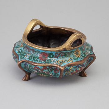 A Chinese cloisonné incense burner, early 20th century.