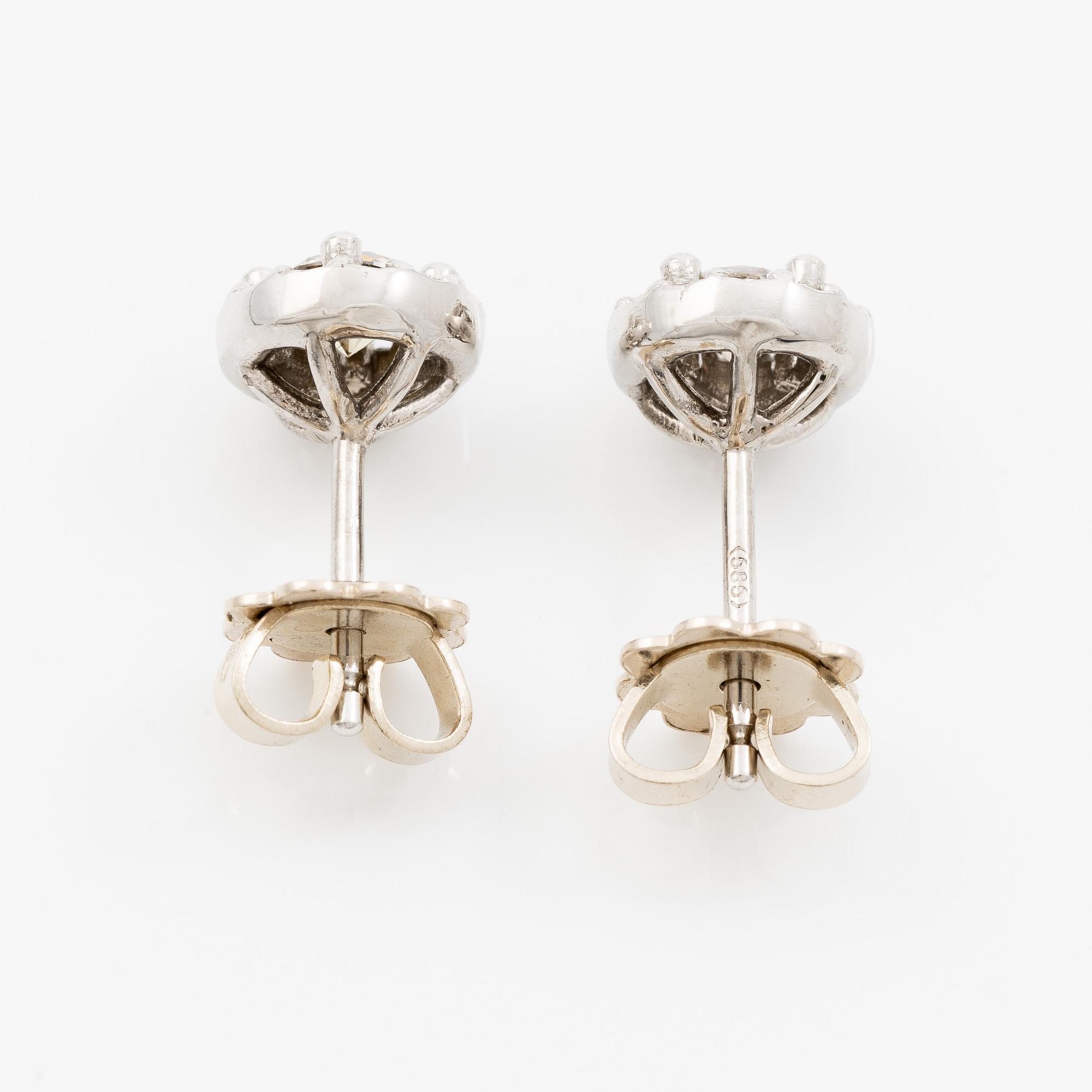 Earrings 14K white gold with light brown brilliant-cut diamonds and brilliant-cut diamonds.