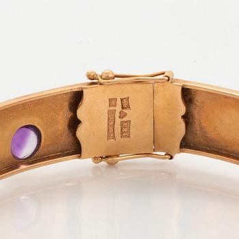 Armring 18K guld med cabochonslipade ametister.