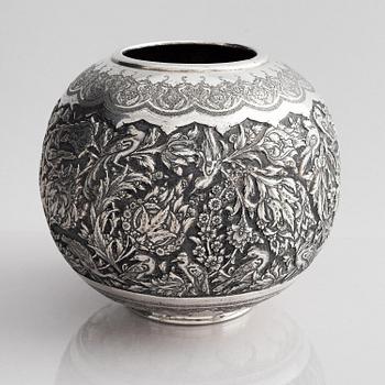 Vas, silver, Persien, 1900-talets första hälft.