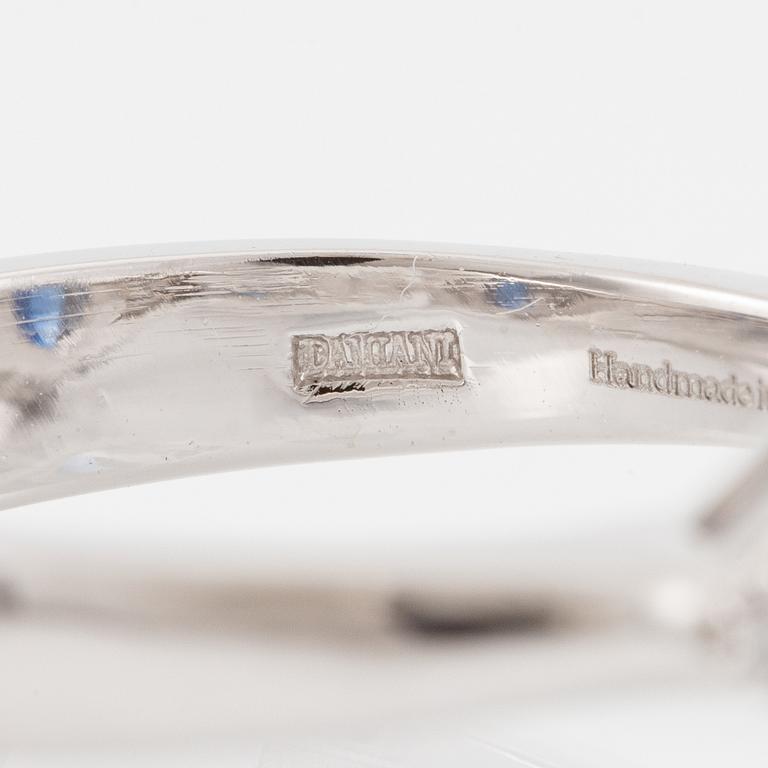 Damiani ring platina med en fasettslipad safir samt triangulära- och runda briljantslipade diamanter.