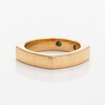 Sormus, pisarahiottu ja markiisihiottu timantti, smaragdi, 18K kultaa, Ilse Gröndahl, Helsinki 1988.