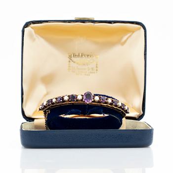 Armring, guld med ametister och pärlor.