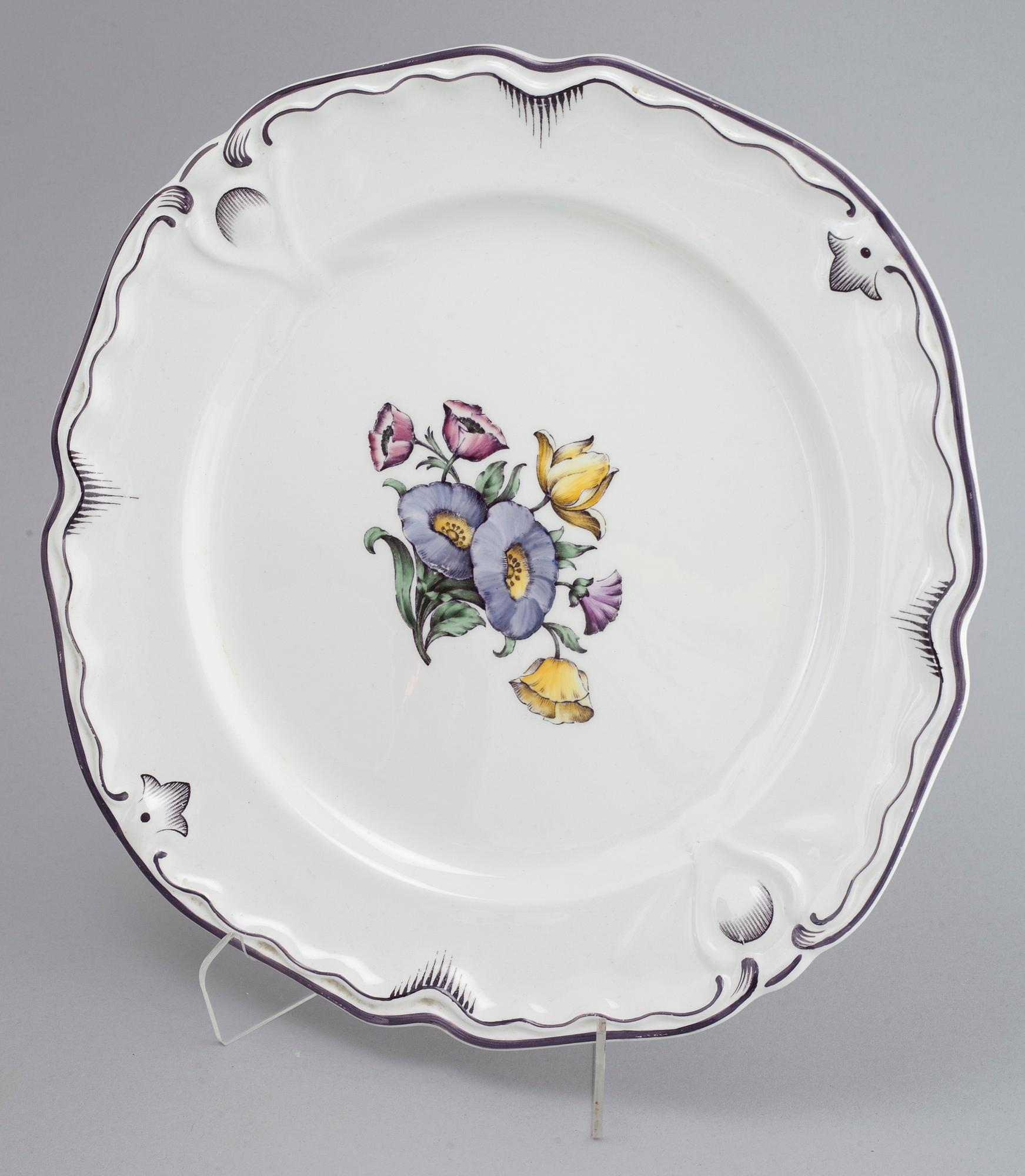 90 pieces of earthenware tableware from Rörstrand, model "Rörstrandia", 1930-56.