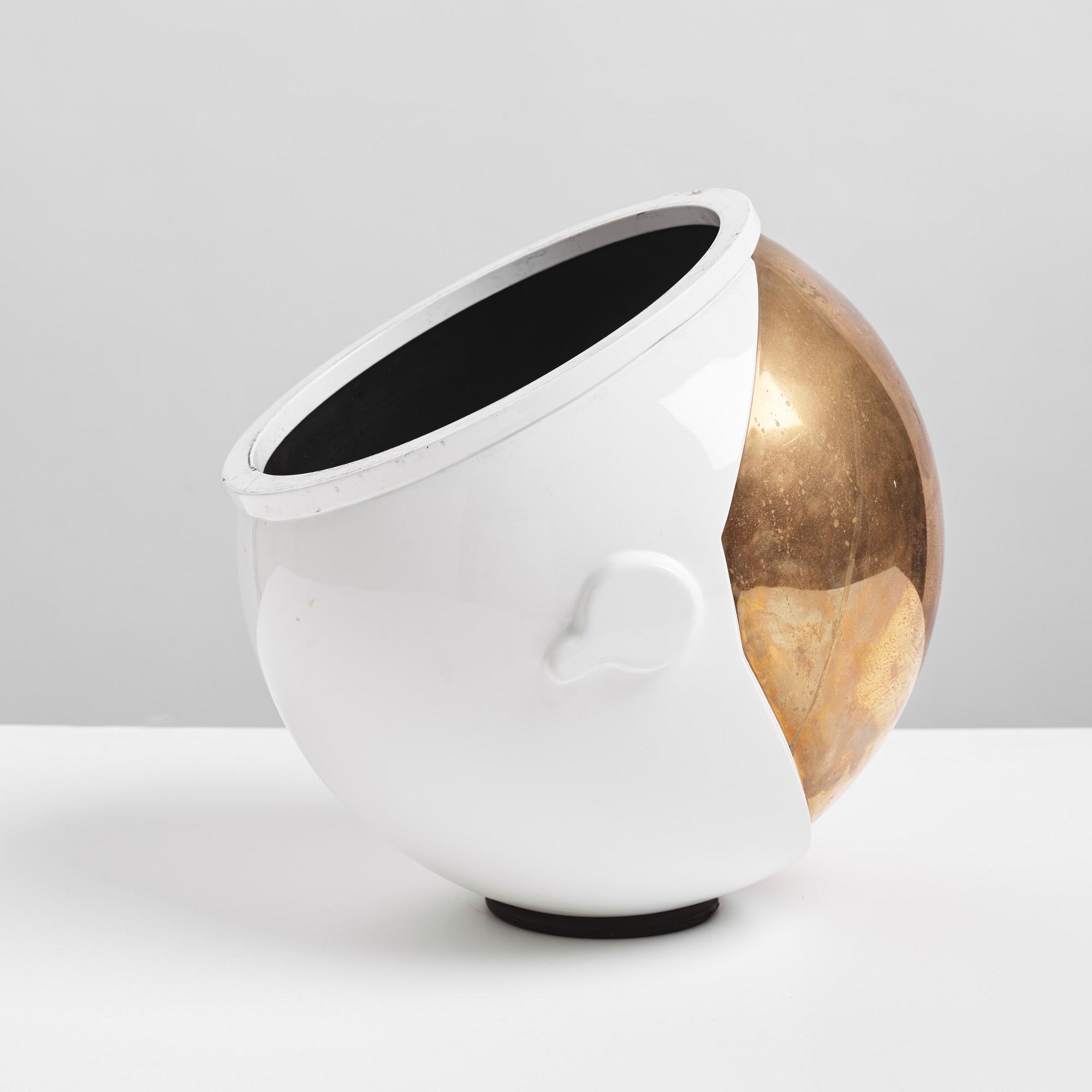 Jone Kvie, "Helmet".