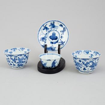 KOPP med FAT, samt KOPPAR, två stycken, porslin. Kina, Qingdynastin, Kangxi (1662-1722).