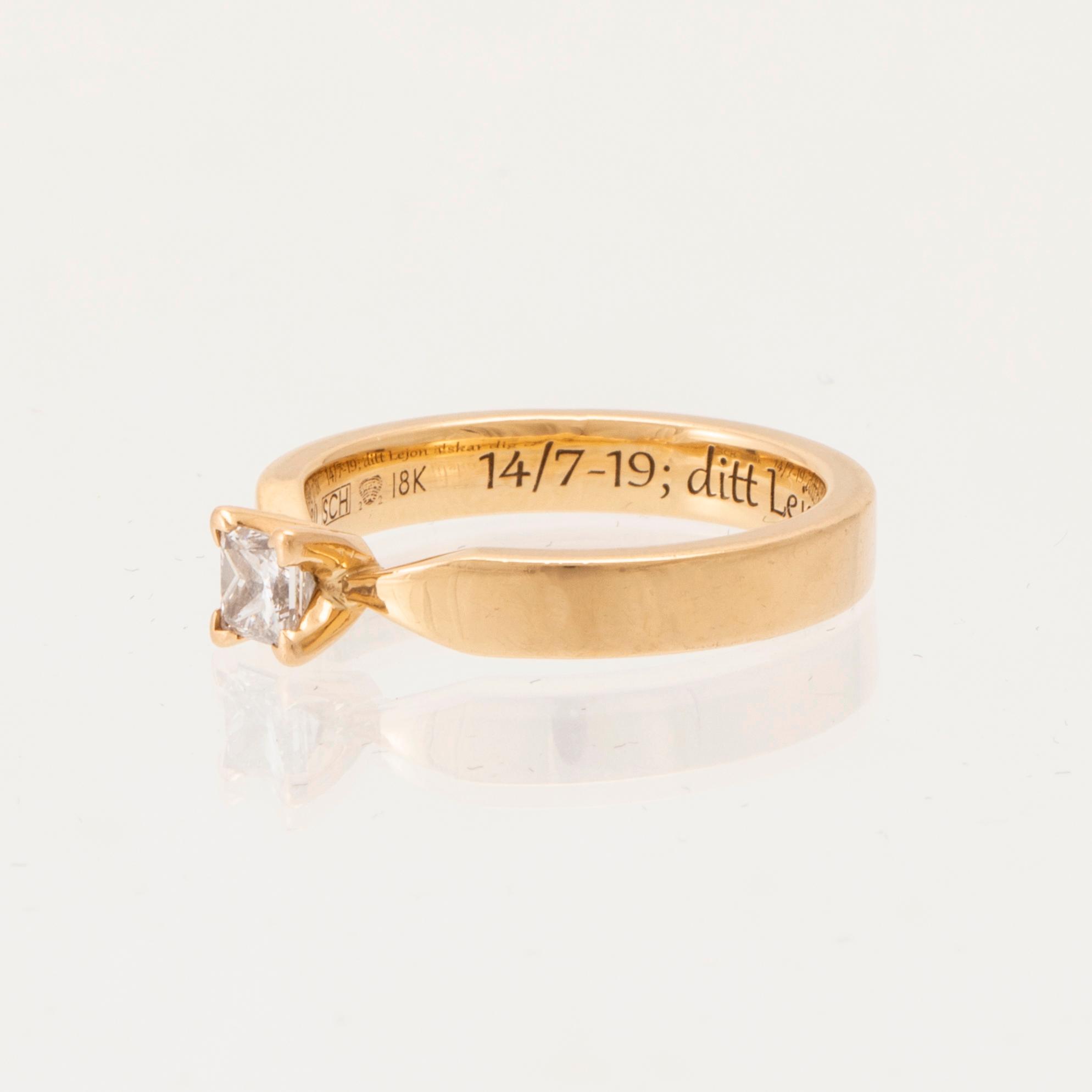 Ring "Maui" solitär 18K guld med prinsesslipad diamant Schalins.