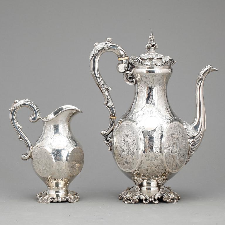 KAFFEKANNA och GRÄDDKANNA, silver, nyrokoko, bla G. Möllenborg, Stockholm 1864, vikt ca 1229 g.