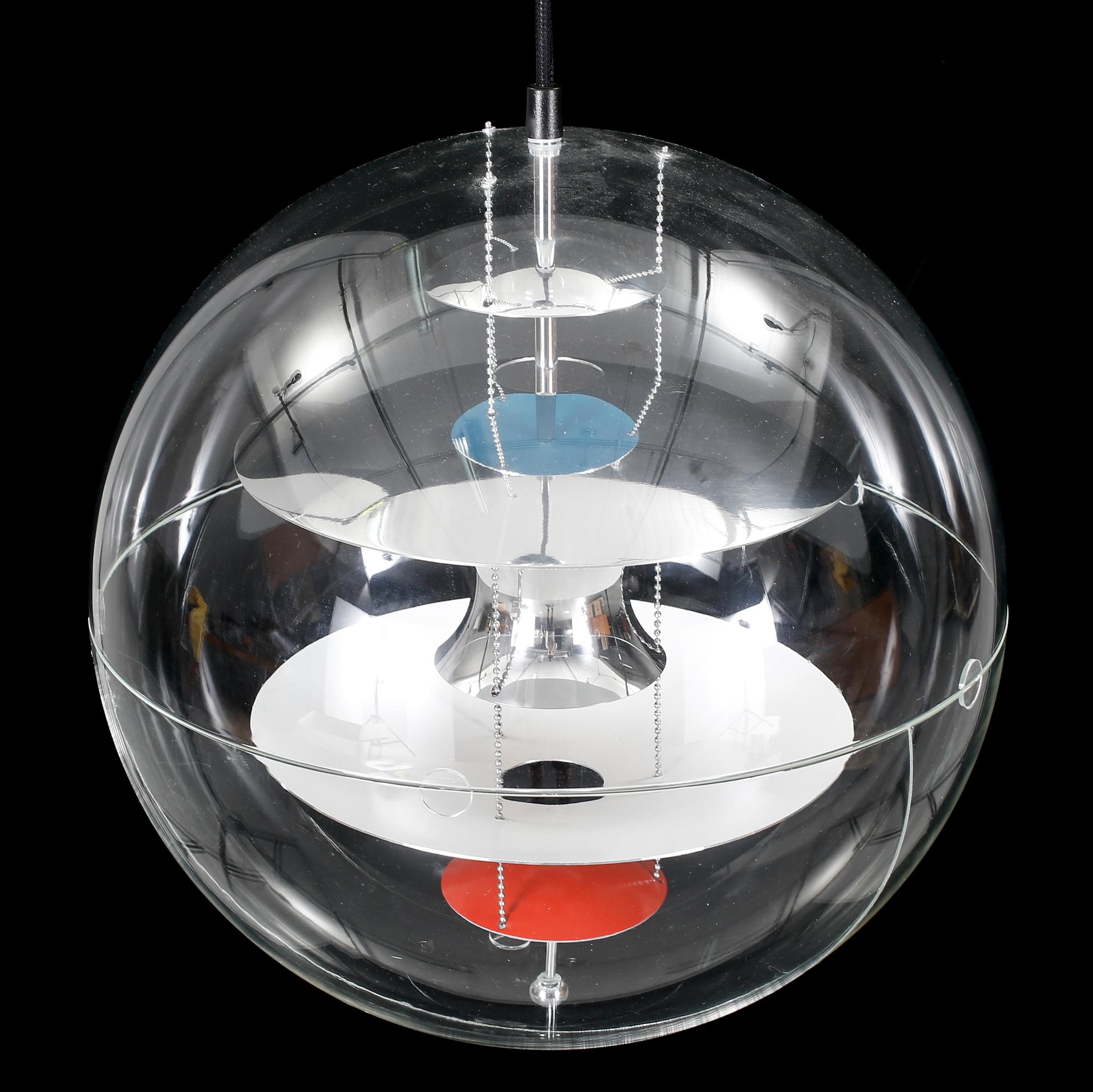 TAKLAMPA. "VP-Globe", Verner Panton för Louis Poulsen, Danmark, 2000-tal.