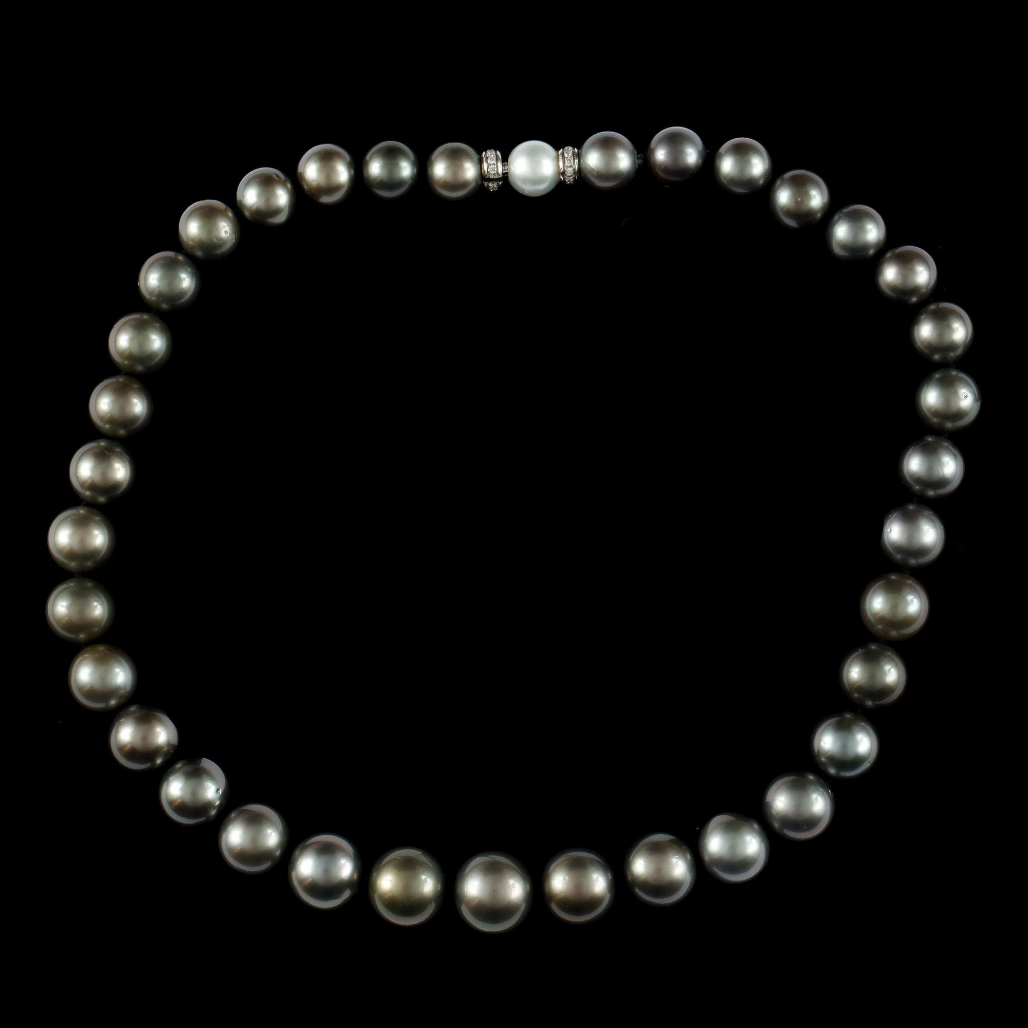 COLLIER, tahitipärlor med lås i vitguld och briljantslipade diamanter.