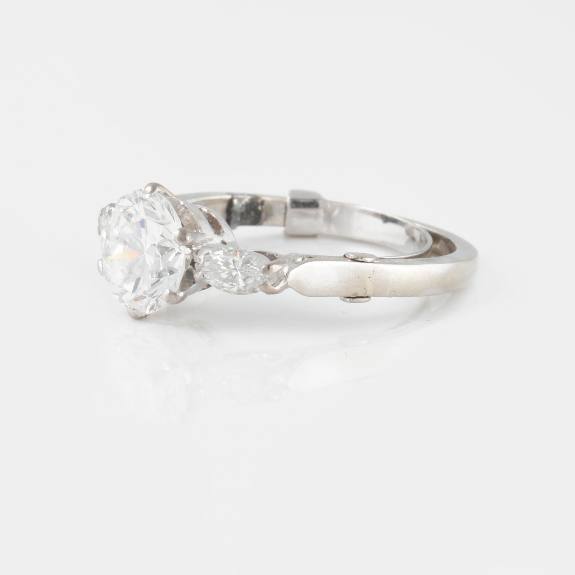 RING, med gammalslipad diamant ca 1.20 ct samt 2 navetteslipade diamanter.