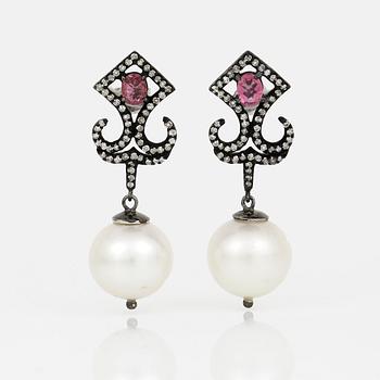 ÖRHÄNGEN, ett par, silver med odlade pärlor, rosa turmaliner och små diamanter. Vikt ca 10,61 g.