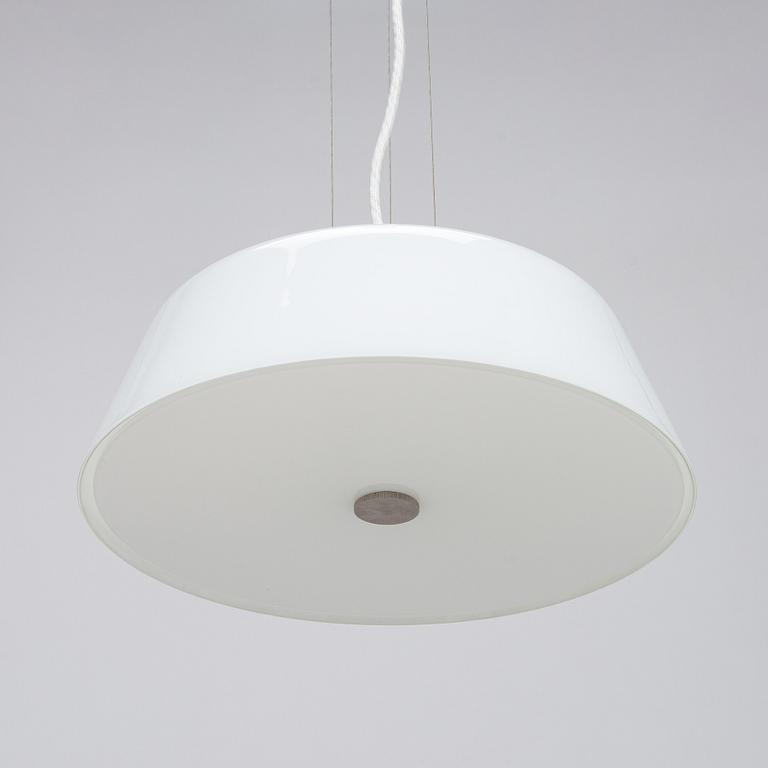 Arne Jacobsen, kattovalaisin "Stelling pendant" Louis Poulsen Tanska, 2002.