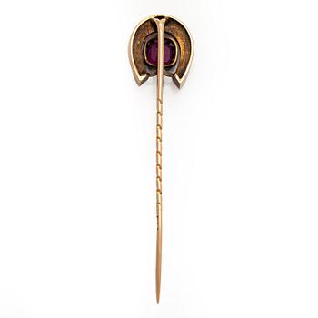 Brooch, faceted pyrope garnet, 14K (56) gold, St. Petersburg, late 19th century.