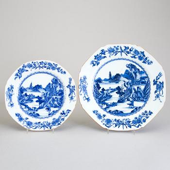 A set of 14 blue and white dinner plates and a serving dish, Qing dynasty, Qianlong (1736-95).