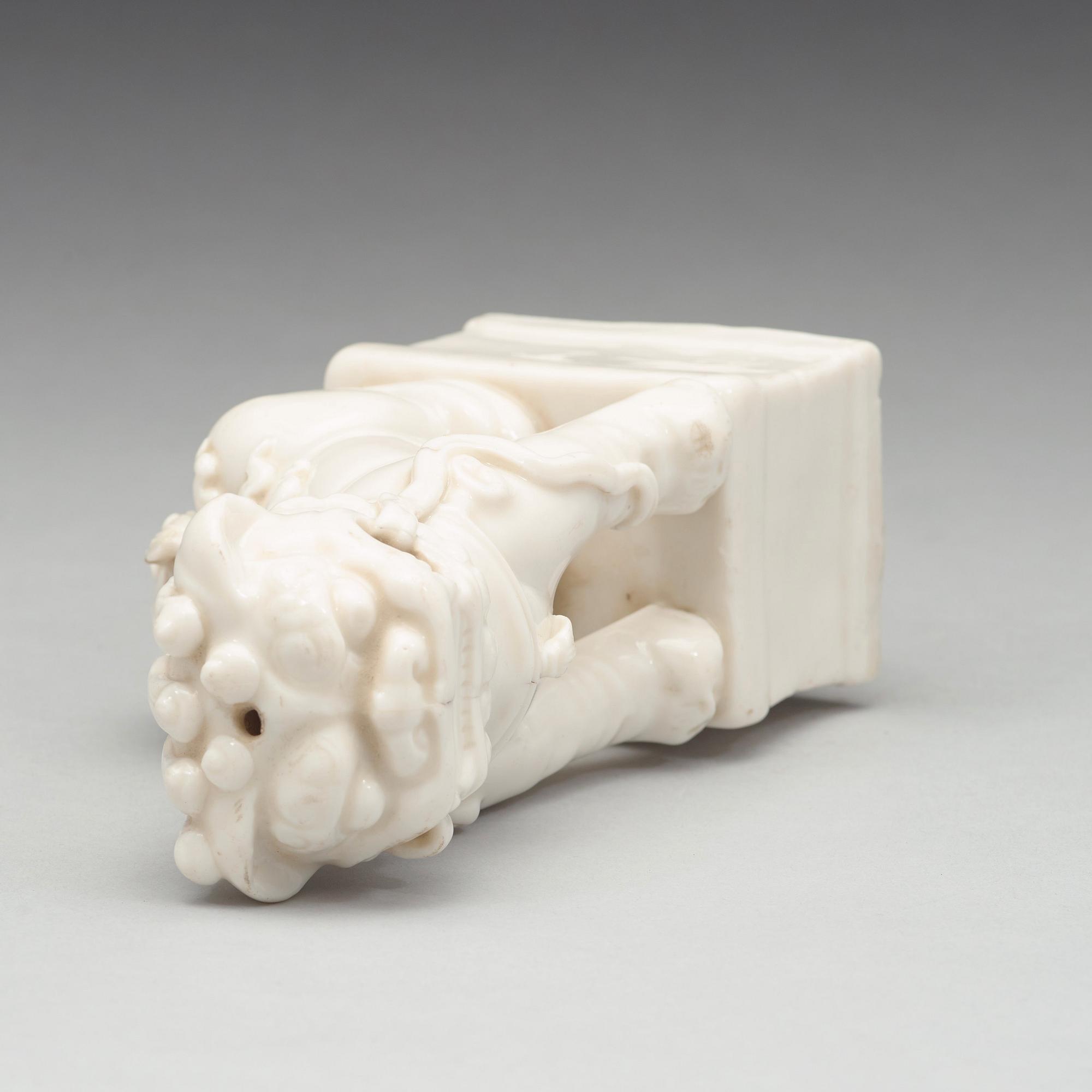 RÖKELSEHÅLLARE, blanc de chine. Qingdynastin, Kangxi (1662-1722).