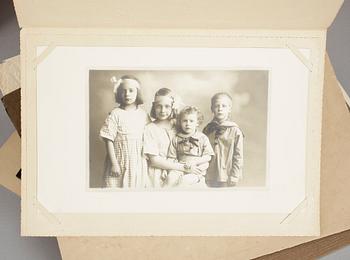 FOTOALBUM, ca 40 bilder, Jugend, omkring år 1900.