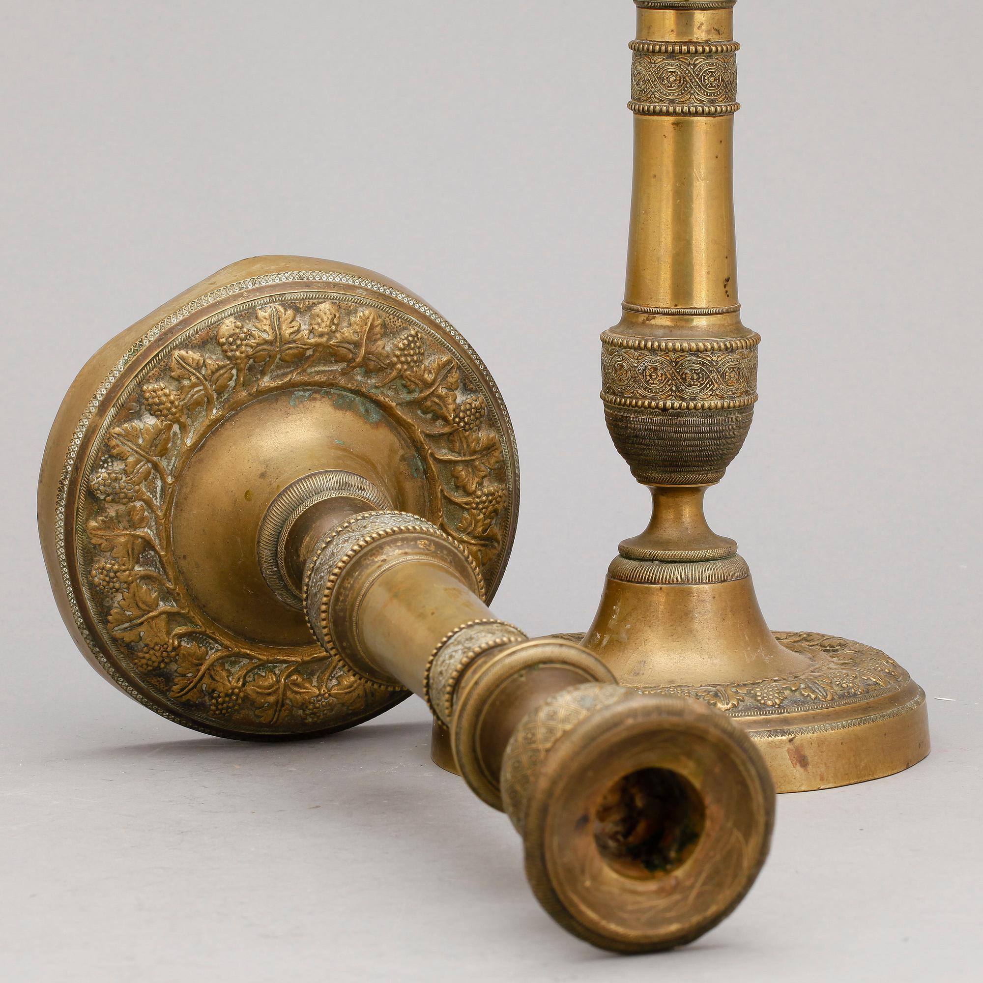 LJUSSTAKAR, ett par, mässing, empirestil, 1800-talet slut.