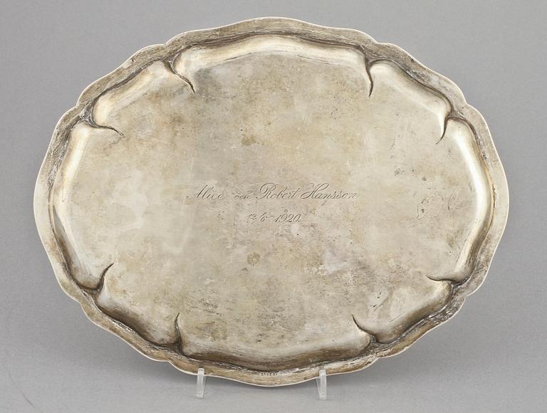 BRICKA, silver, C G Hallberg, Stockholm, 1920. Vikt 455 g.