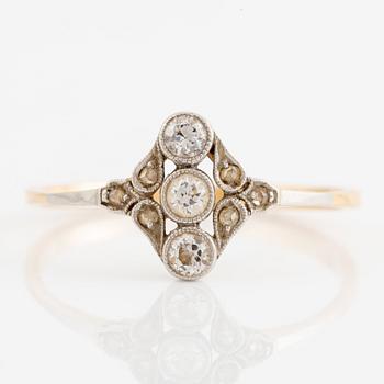 Ring, guld med gammalslipade diamanter och rosenslipade diamanter, troligen omkring sekelskiftet 1900.