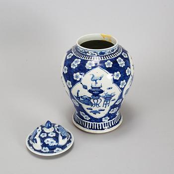 A large blue and white vase with cover, Qing dynasty, late 19th century.